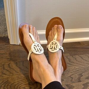 New Litzy Tommy Hilfiger flip flops with comfort memory foam 9 M nwt